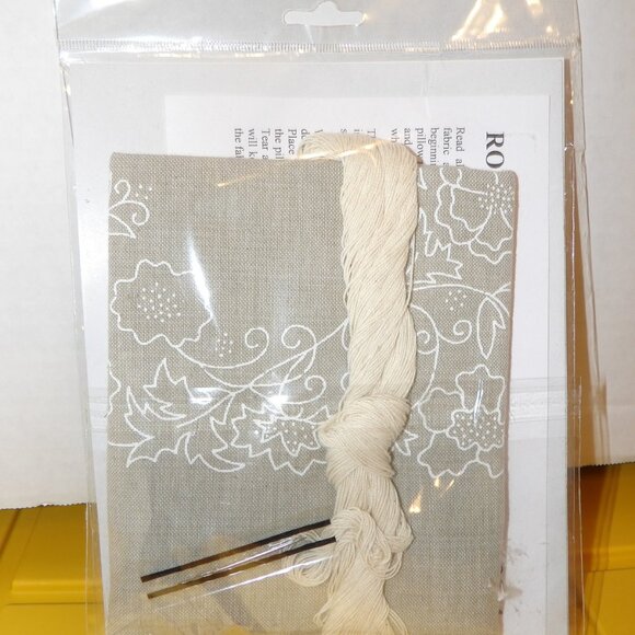 Design Works "Romance" Candlewicking Kit 14 Pre-Sewn Pillow Kit With Zipper NIP - Picture 4 of 4